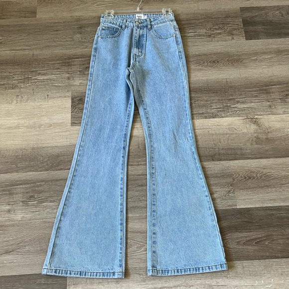 Princess Polly flare leg light wash jeans 2 - Picture 4 of 11